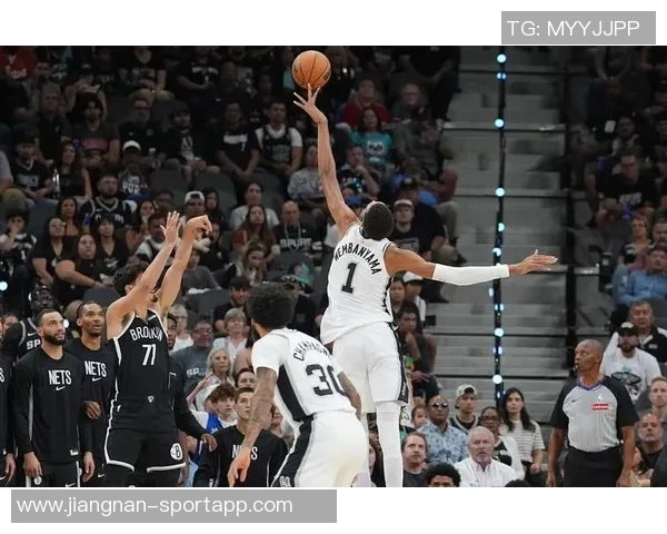 文班亚马砍下24分15板表现惊艳马刺新赛季比赛引发广泛关注