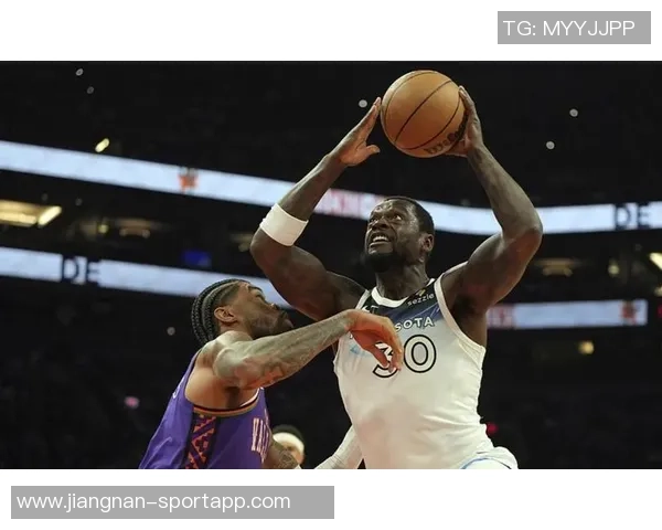 爱德华兹表现惊艳19投10中砍下33分并罚球14中11助球队取得胜利