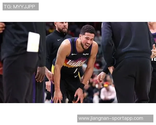 布克右脚踝重伤被队友搀扶回更衣室球队面临严峻考验